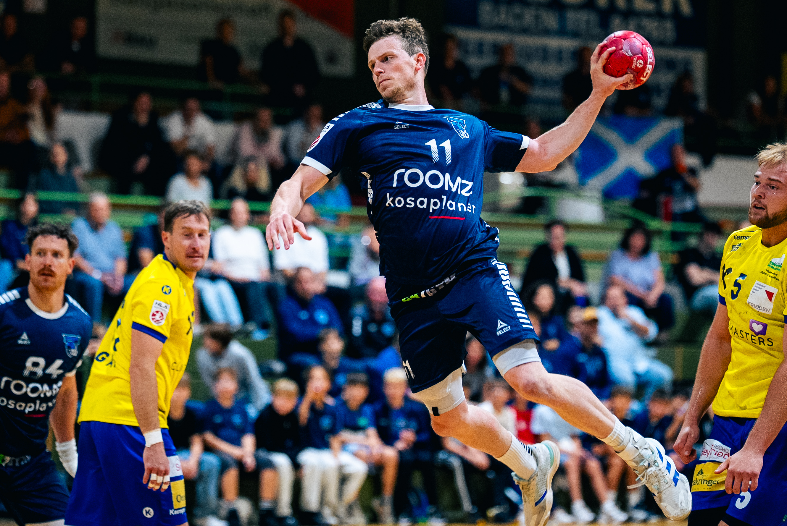 Peter Eckl, FIVERS-Trainer: "Die Auftaktniederlage gegen Graz schmerzt, aber die Saison hat gerade erst begonnen. Wir wissen, dass wir mit unserer stark verjüngten Mannschaft noch nicht für Alles gewappnet sind und dass wir uns Alle in Geduld üben müssen. Der Ausfall von Fabi Glätzl muss auch erstmal kompensiert werden. Wir werden das Spiel genau analysieren und an den richtigen Stellschrauben drehen, um unserem Publikum im ersten Heimspiel eine starke Leistung zu zeigen. Bregenz kommt mit einem Sieg im Rücken zu uns – wir werden uns bestmöglich vorbereiten, um zuhause zu überzeugen und uns die ersten Punkte zu sichern." Claudio Svekać, Bregenz Handball: "Am Samstag erwartet uns ein schweres Auswärtsspiel in der Hollgasse. Die FIVERS wollen sicher eine Reaktion nach der Niederlage im ersten Spiel zeigen. Wir werden uns gut dafür vorbereiten und nehmen den Schwung aus dem letzten Sieg mit nach Wien. Wir werden alles dafür tun, um die zwei Punkte mit nach Hause zu nehmen.“ roomz JAGS Vöslau feiern vor Heimpublikum einen 35:18-Kantersieg