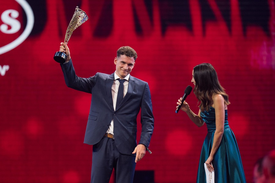 Constantin Möstl schreibt Geschichte und holt die erste NIKI-Trophäe im Handball