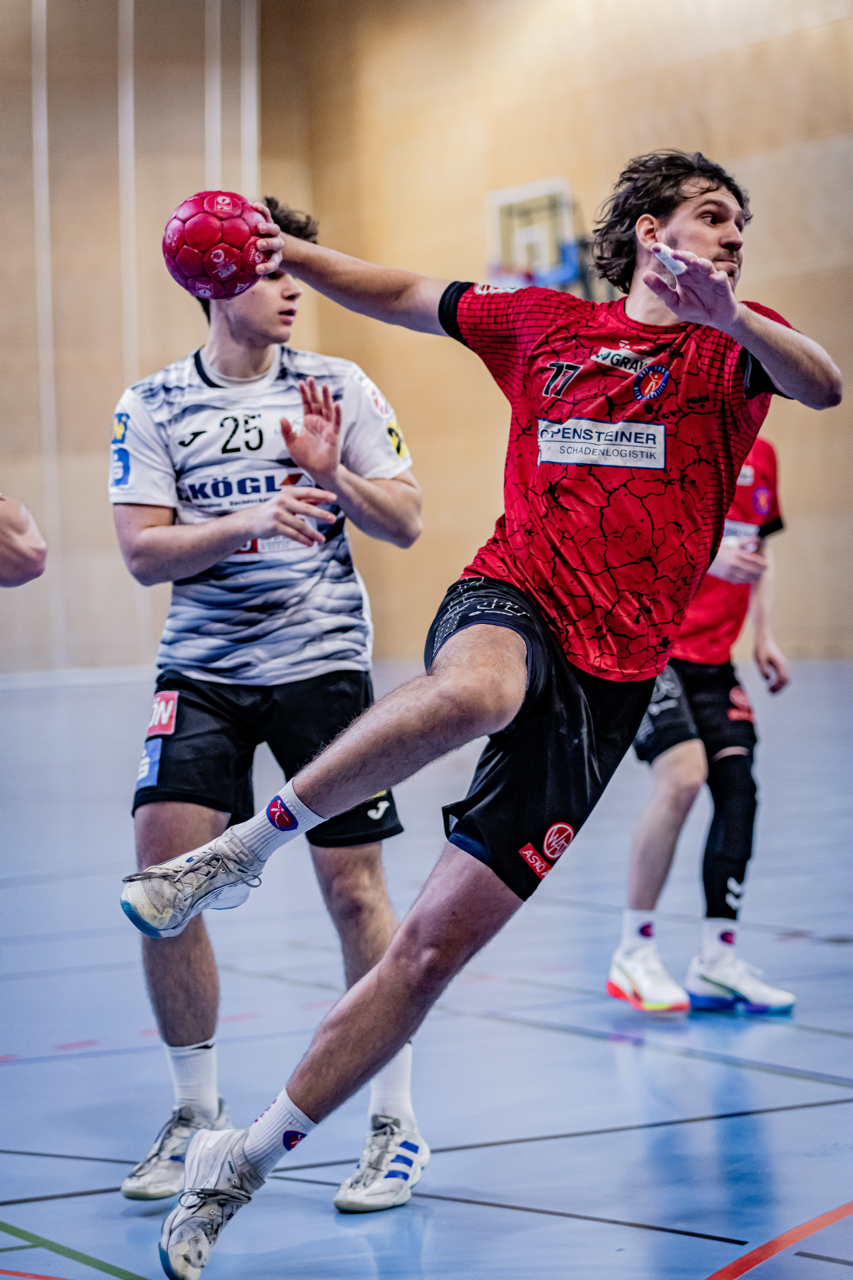  Überraschung in Gruppe OST: Schlusslicht bezwingt Tabellenführer, Favoriten setzen sich in WEST durch